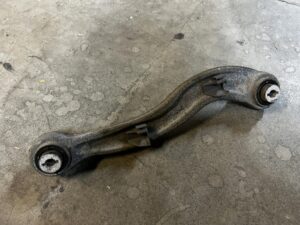 WAHACZ TYŁ PRAWY RANGE ROVER VELAR L560