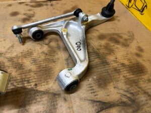 NOWY WAHACZ TYLNY TYŁ LEWY INFINITI Q70