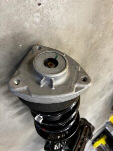 NOGA AMORTYZATOR ZWROTNICA ZAWIESZENIE PRZÓD PRAWY INFINITI Q30