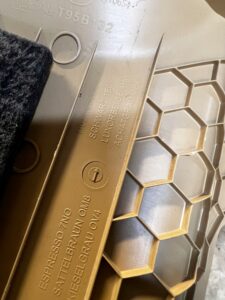 POSZYCIE OSŁONA OBUDOWA SŁUPKA ŚRODKOWEGO B LEWY PORSCHE MACAN 95B