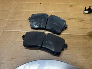 KOMPLET TARCZE KLOCKI HAMULCOWE PRZÓD LAND ROVER DEFENDER II L663