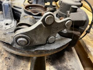 ZWROTNICA TARCZA ZACISK PRZÓD LEWY PEUGEOT 3008 II 5008 II