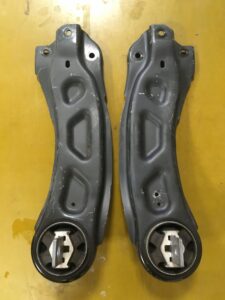 WAHACZ LEWY TYŁ TULEJA MERCEDES INFINITI Q30 7KM