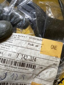 WSPORNIK ŚLIZG DYSTANS ZDERZAKA PRZÓD PRAWY BMW 7 E65 E66 NOWY OEM