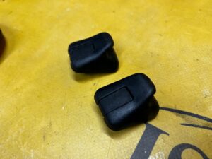 UCHWYT MOCOWANIE OSŁONY PRZECIWSŁONECZNEJ FORD FIESTA MK8 ST-LINE