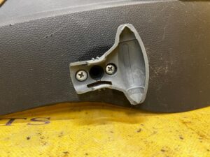 OSŁONA DEKOR DESKI KONSOLI PRAWA DACIA DUSTER II