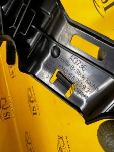 UCHWYT MOCOWANIE POSZYCIA SŁUPKA ŚRODKOWEGO B PRAWY PRAWE AUDI SQ7 Q7 4M0