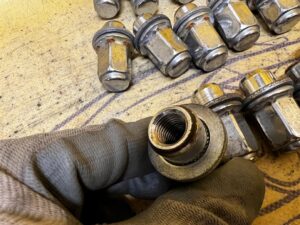 ŚRUBA NAKRĘTKA DO KÓŁ KOŁA TOYOTA HILUX VIII 8