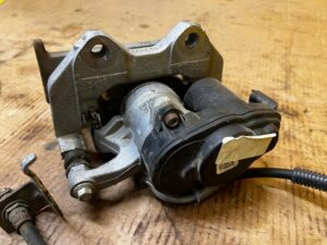 ZACISK HAMULCOWY ELEKTRYCZNY TYŁ PRAWY FORD EXPLORER VI MK6