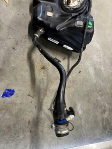 ZBIORNIK BAK WLEW POMPA PALIWA BMW 1 F40 BENZYNA