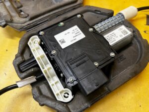 HAMULEC RĘCZNY ELEKTRYCZNY PEUGEOT 508 I 2.0 HDI RXH 4HYBRID