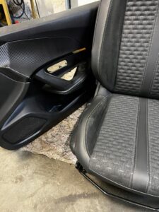 FOTELE KOMPLET WNĘTRZE BOCZKI FOTEL KANAPA PEUGEOT 2008 II P24