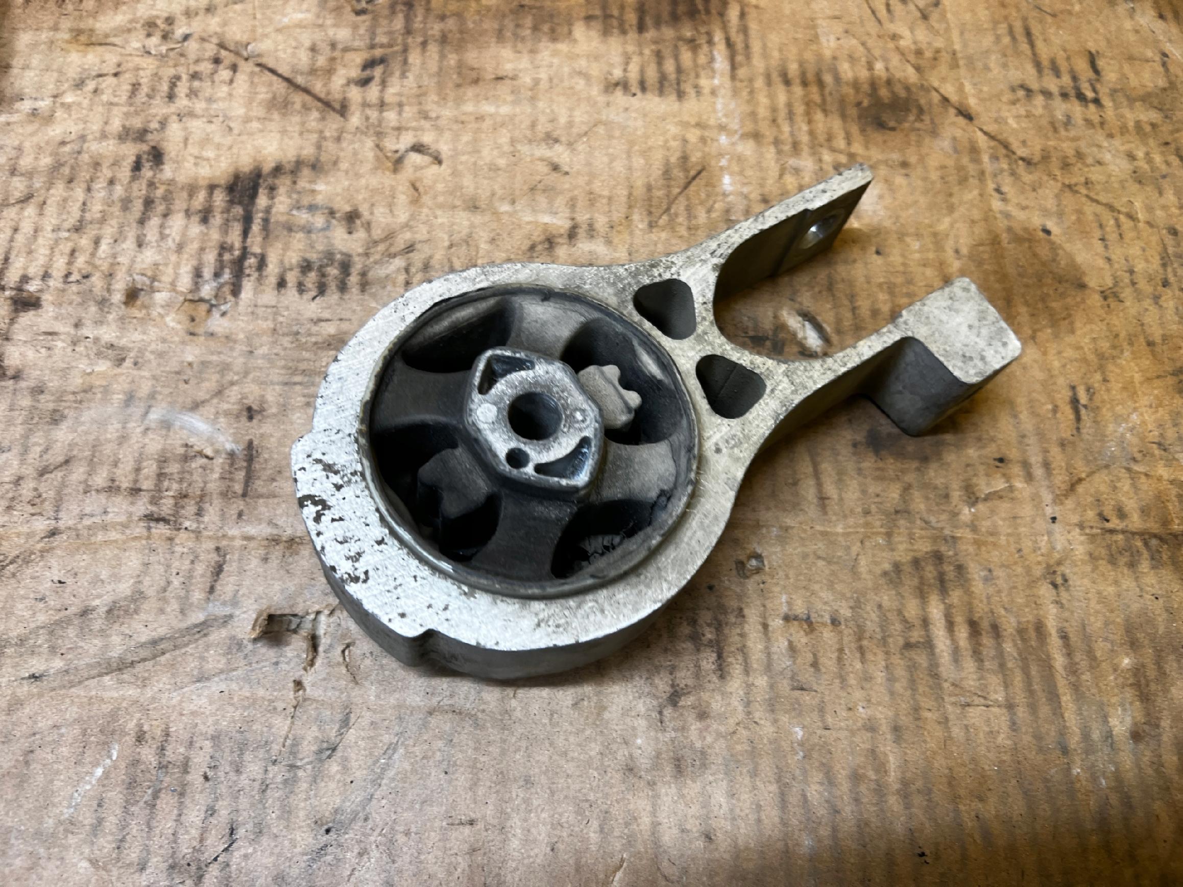 ŁAPA MOCOWANIE PODUSZKA SILNIKA PEUGEOT 508 I 2.0 HDI