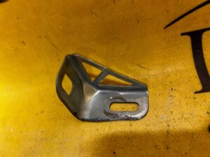 UCHWYT MOCUJĄCY WSPORNIK BLACHA DESKI ROZDZIELCZEJ TESLA MODEL 3 PRZEDLIFT