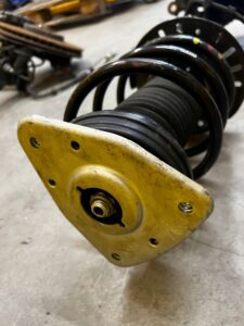 NOGA ZWROTNICA AMORTYZATOR PRZÓD LEWY PEUGEOT 3008 II 5008 II 1.2 THP