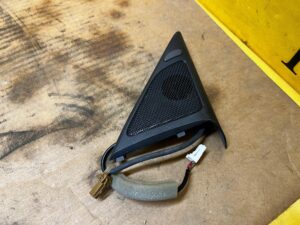 GŁOŚNIK OSŁONA ZAŚLEPKA SŁUPKA A PRZÓD PRAWY BOSE INFINITI G37