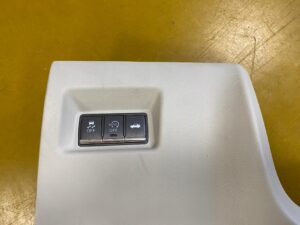 DOLNA OSŁONA DESKI POD KIEROWNICE INFINITI Q50