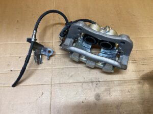 ZACISK HAMULCOWY PRZÓD PRAWY LAND ROVER DEFENDER II L663