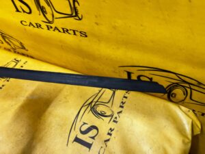 USZCZELKA LISTWA SZYBY CZOŁOWEJ PRZÓD PRAWY FORD EXPLORER VI MK6