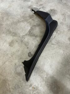 OSŁONA WNĘKI KLAPY BAGAŻNIKA RYNIENKA LEWA BMW 5 G30 M5 F90