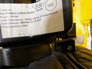 SCHOWEK POPIELNICZKA TUNELU DESKI KONSOLI AUDI A8 D4