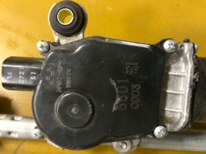 MECHANIZM WYCIERACZEK SILNICZEK NISSAN LEAF ZE0 I