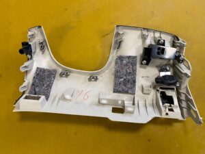 DOLNA OSŁONA DESKI POD KIEROWNICE INFINITI Q50