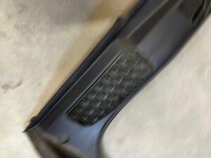 ZAŚLEPKA OSŁONA BOCZEK BAGAŻNIKA KRATKA LEWA LAND ROVER DISCOVERY 5 V L462