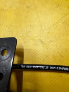 ZAMEK LINKA CIĘGNO MASKI POKRYWY SILNIKA PRZÓD PORSCHE MACAN 95B