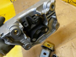 ŁAPA MOCOWANIE WSPORNIK PODUSZKA SILNIKA PEUGEOT 2008 II 1.5 BLUE HDI