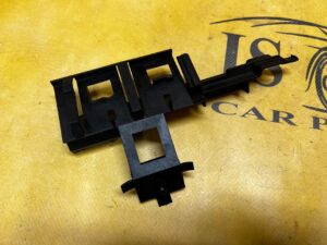 UCHWYT WSPORNIK MOCOWANIE WZMACNIACZA ANTENY PORSCHE MACAN 95B