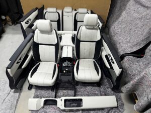 KOMPLET FOTELE WNĘTRZE KANAPA BOCZKI JASNA SKÓRA RANGE ROVER VELAR L560 EU