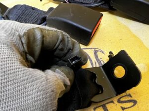 ZAPINKA PASA BEZPIECZEŃSTWA LEWY TYŁ BMW 2 F22