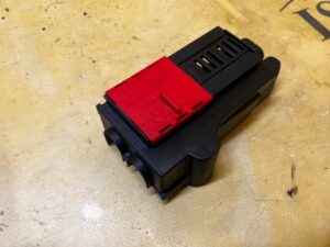 POKRYWA OSŁONA OBUDOWA SKRZYNKI BEZPIECZNIKÓW MERCEDES GL X166