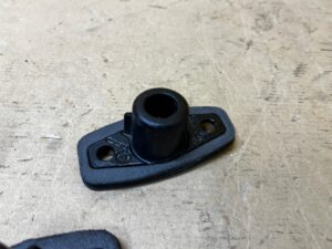 ODBOJNIK MASKI POKRYWY SILNIKA LEWY PORSCHE MACAN 95B