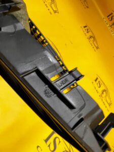 KRATKA NAWIEWU GÓRNA DESKI KONSOLI PRAWA AUDI SQ7 Q7 4M0