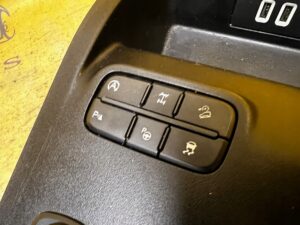 PANEL RAMKA BIEGÓW TUNEL PRZEŁĄCZNIKI NAPĘDU TOYOTA HILUX VIII 8 AUTOMAT