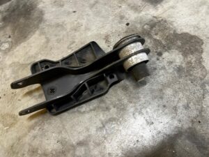 WAHACZ TYŁ TYLNY LEWY RANGE ROVER VELAR L560