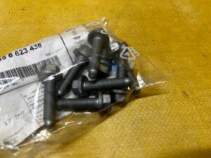 8 X ŚRUBA MOCUJĄCA TURBOSPRĘŻARKI M7X27 BMW B36 B38 B48 B58 NOWA OEM