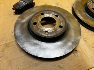 KOMPLET TARCZE KLOCKI HAMULCOWE PRZÓD FORD PUMA II MK2 1.0 ECOBOOST