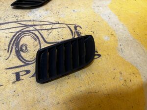 KRATKA MASKOWNICY GŁOŚNIKA CENTRALNEGO BMW 5 G30