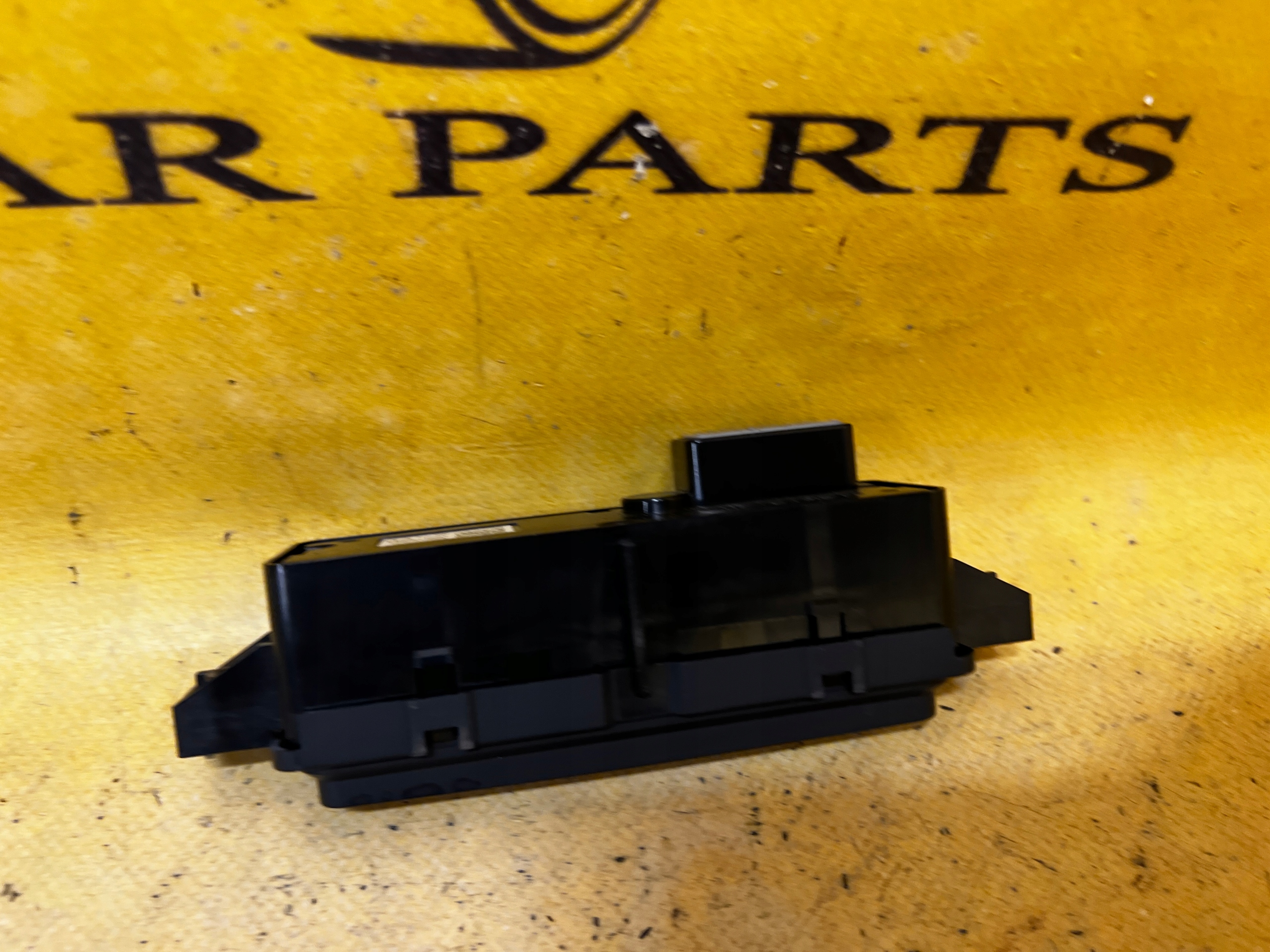 PANEL PRZEŁĄCZNIKI OGRZEWANIA KANAPY TYŁ LAND ROVER DISCOVERY SPORT L550