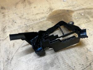 OBUDOWA PODSTAWA SKRZYNKA BEZPIECZNIKÓW TOYOTA RAV4 V