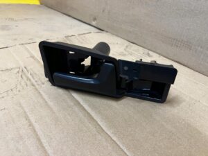 RĄCZKA SKŁADANIA OPARCIA KANAPY TYŁ PRAWY TOYOTA AURIS II