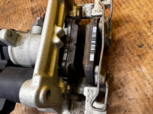 ZACISK HAMULCOWY ELEKTRYCZNY TYŁ PRAWY FORD ESCAPE MK4 KUGA MK3