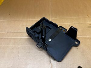 MOCOWANIE UCHWYT PODSTAWA OBUDOWA AKUMULATORA FORD ESCAPE MK4 KUGA MK3