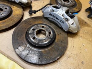 KPL TARCZE KLOCKI ZACISKI HAMULCOWE PRZÓD TYŁ MERCEDES A W177 A35 AMG 2.0 B