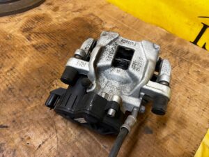 ZACISK HAMULCOWY ELEKTRYCZNY TYŁ PRAWY FORD ESCAPE MK4 KUGA MK3