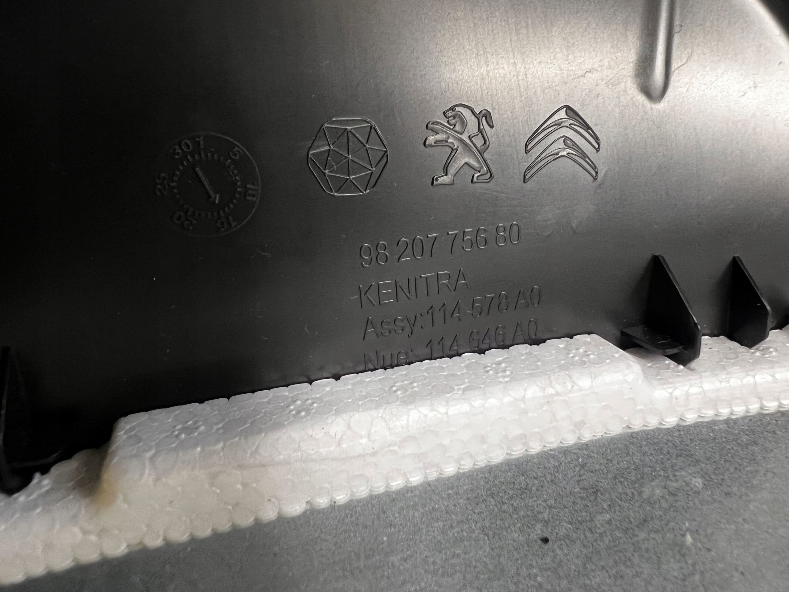 OSŁONA OBUDOWA KOLUMNY KIEROWNICZEJ PEUGEOT 2008 II EU