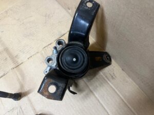 ŁAPA PODUSZKA WSPORNIK MOCOWANIE SILNIKA TOYOTA AURIS II 1.8 HYBRID